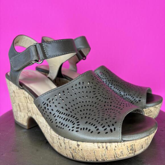 Clarks Maritsa Nila Perforated Khaki Leather Cork Platform Wedge Sandal Sz 5.5M - Picture 1 of 8